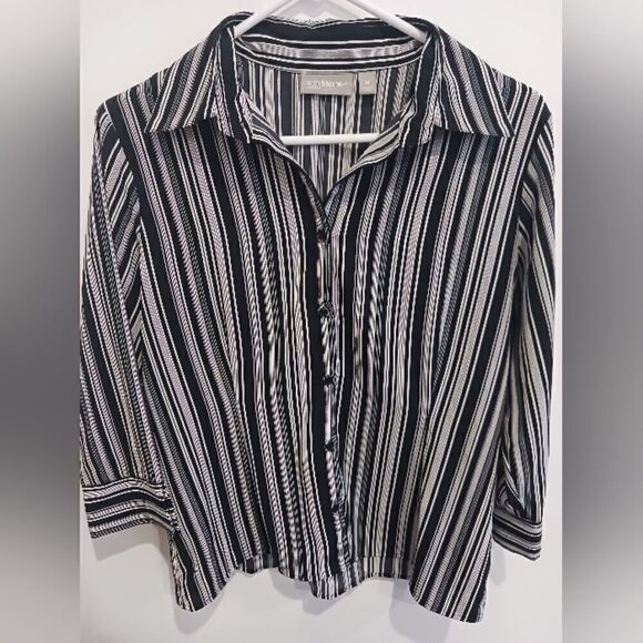 3 for $26 - Croft & Barrow Buttons Up Blouse. - Picture 5 of 7